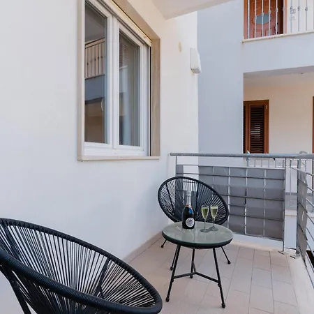 펜션 Black And White 오트란토