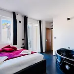 Black And White Vakantiehuis Otranto