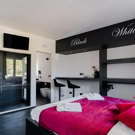 Black And White Vakantiehuis Otranto