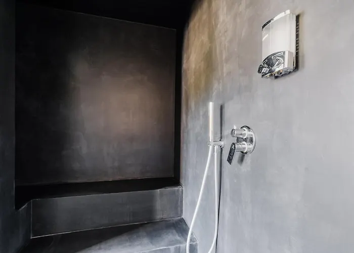 Nyaraló Black And White