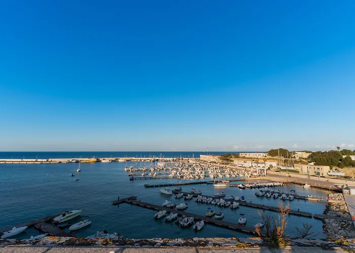 Black And White Hébergement de vacances Otrante