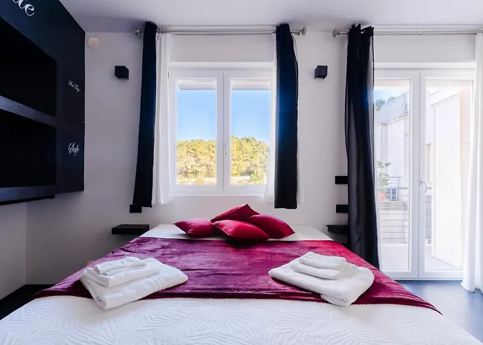 Nyaraló Black And White